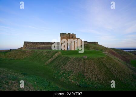 Tynemouth Priory and Castle liegt auf einer felsigen Landzunge, mit Blick auf Tynemouth Pier und war einst eine der größten befestigten Gebieten in England. Stockfoto