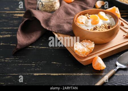 Lecker Müsli mit Joghurt in der Schüssel auf hölzernen Tisch Stockfoto