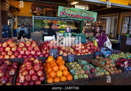 Frisches Obst steht auf dem Farmers Market in Los Angeles, Kalifornien Stockfoto