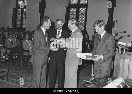 Preisverleihung König Willem I Plaquettes 1987 in Den Haag durch Prinz Claus Datum: 2. Juni 1987 Ort: Den Haag, Zuid-Holland Schlüsselwörter: Auszeichnungen persönlicher Name: Claus, Prinz Stockfoto