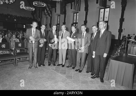 Preisverleihung König Willem I Plaquettes 1987 in Den Haag durch Prinz Claus Datum: 2. Juni 1987 Ort: Den Haag, Zuid-Holland Schlüsselwörter: Auszeichnungen persönlicher Name: Claus, Prinz Stockfoto