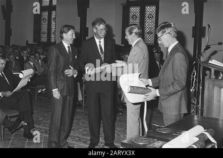 Preisverleihung König Willem I Plaquettes 1987 in Den Haag durch Prinz Claus Datum: 2. Juni 1987 Ort: Den Haag, Zuid-Holland Schlüsselwörter: Auszeichnungen persönlicher Name: Claus, Prinz Stockfoto