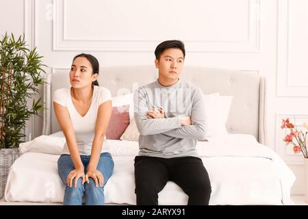 Asiatisches Paar im Schlafzimmer zerstritten Stockfoto