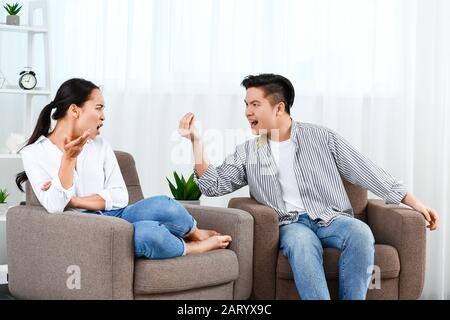 Streiten asiatisches Paar zu Hause Stockfoto