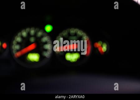 Tachometer im Auto im weichen Fokus Stockfoto