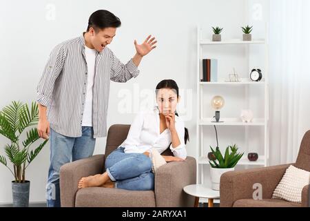 Streiten asiatisches Paar zu Hause Stockfoto
