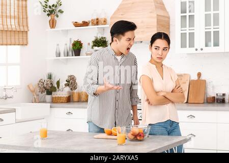 Streitsüchtig asiatisches Paar in der Küche Stockfoto