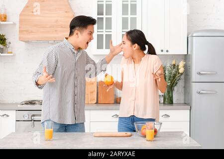 Streitsüchtig asiatisches Paar in der Küche Stockfoto