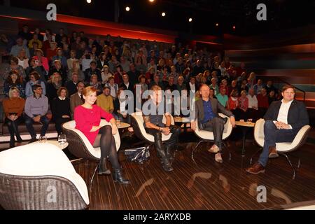 Katharina Schulze, Peter Maffay, Jörg Skriebeleit, Michael Bröcker bei der Aufnahme der ZDF-Talkshow 'Markus Lanz' im Fernsehmacher-Studio auf dem Ph Stockfoto