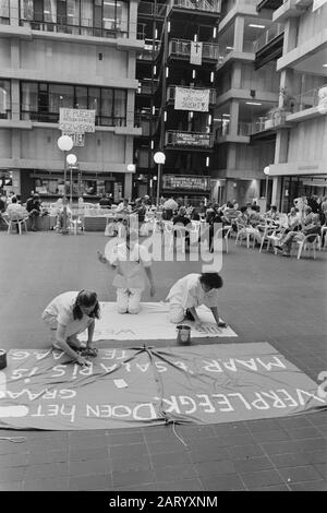 Krankenschwestern machen Banner im Amsterdam Medical Center für den Aktionstag der Krankenschwestern für höhere Löhne Datum: 14. März 1989 Ort: Amsterdam, Noord-Holland Schlüsselwörter: Aktionen, Slogans, Banner, Krankenschwestern Stockfoto