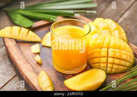 Ein Glas leckeren Mango-Safts auf dem Tisch Stockfoto