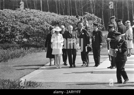 Besuch des kanadischen Gouverneurs Roland Michener, seiner V. L. Frau Michener-Willis, Prinzessin Margriet und Gouverneurin Michener auf dem kanadischen Militärfriedhof in holten Datum: 15. april 1971 Ort: Holten, Overijssel Schlüsselwörter: Friedhöfe, Generalstatthalter, Prinzessinnen persönlicher Name: Margriet, Prinzessin, Michener, Roland, Michener-Willis, Norah Stockfoto