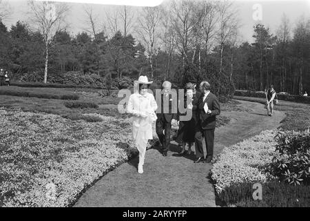 Besuch des kanadischen Gouverneurs Roland Michener, seiner V. L. Prinzessin Margriet, Gouverneurin Michener und Frau Michener-Willis auf dem kanadischen Militärfriedhof in holten Datum: 15. april 1971 Ort: Holten, Overijssel Schlüsselwörter: Friedhöfe, Generalstatthalter, Prinzessinnen persönlicher Name: Margriet, Prinzessin, Michener, Roland, Michener-Willis, Norah Stockfoto
