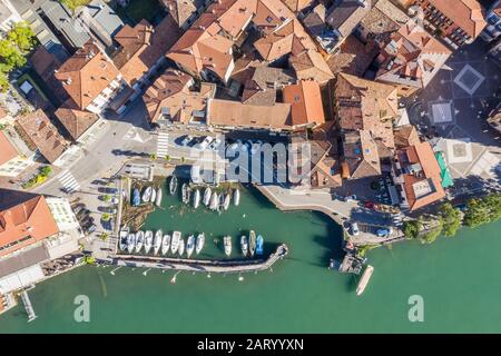 Luftaufnahme von Gebäuden und Yachthafen am Comer See in der Lombardei, Italien Stockfoto