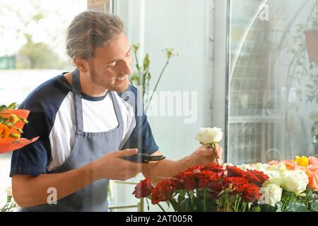 Florist schönen Blumenstrauß im Shop Stockfoto