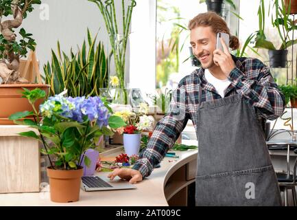 Florist, telefonische Bestellung im Shop Stockfoto