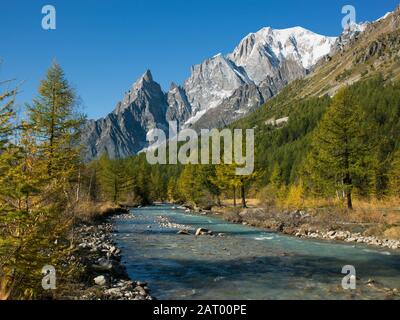 Schneebedeckter Berg durch Fluss im Aostatal, Italien Stockfoto