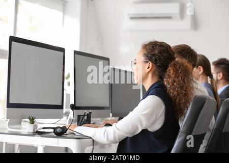 Mitarbeiter des technischen Supports arbeitet im Büro Stockfoto