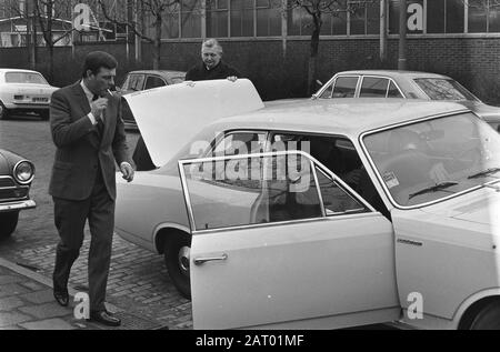 Drohende Pleite in der Fabrik der Swarttouw Bauwerkstätten Richtung steigt aus dem Auto am Werksstandort Datum: 12. März 1971 Standort: Schiedam, Süd-Holland Schlüsselwörter: Arbeitskonflikte, Fabriken, Manager, Metallindustrie Institutionenname: Swarttouw Stockfoto
