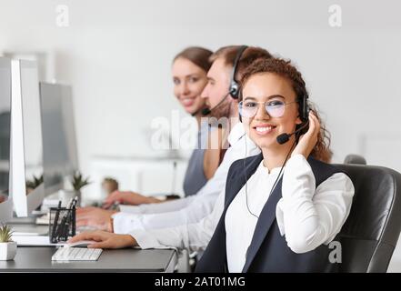 Mitarbeiter des technischen Supports arbeitet im Büro Stockfoto