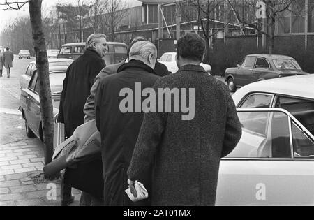 Drohende Pleite in der Fabrik der Swarttouw Bauwerkstätten Richtung steigt aus dem Auto am Werksstandort Datum: 12. März 1971 Standort: Schiedam, Süd-Holland Schlüsselwörter: Arbeitskonflikte, Fabriken, Manager, Metallindustrie Institutionenname: Swarttouw Stockfoto