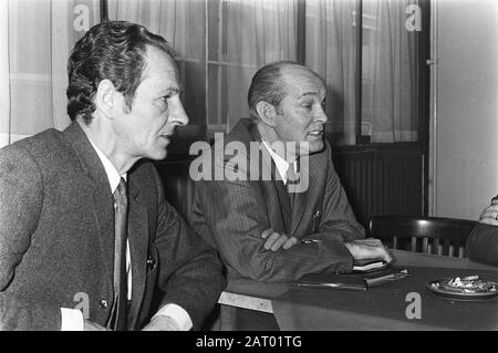 Drohender Konkurs in der Fabrik der Swarttouw Bauwerkstätten Leitung während einer Sitzung Datum: 12. März 1971 Ort: Schiedam, Zuid-Holland Schlüsselwörter: Arbeitskonflikte, Faktoren, Manager, Name der Metallindustrie: Swarttouw Stockfoto