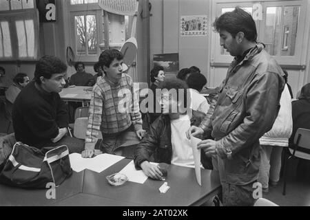 Lehrer Int. Scheldlasse berichten aus Protest gegen Kündigungskollegen (Amsterdam); Schüler versammelten sich in der SSVK-Schule Datum: 30. Januar 1987 Ort: Amsterdam, Noord-Holland Schlüsselwörter: Lehrer, SCHÜLER, Proteste Personenname: Ssvk Stockfoto