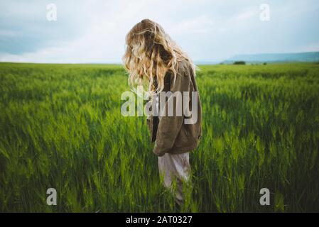 Frau trägt Jacke im Feld in Krim, Ukraine Stockfoto