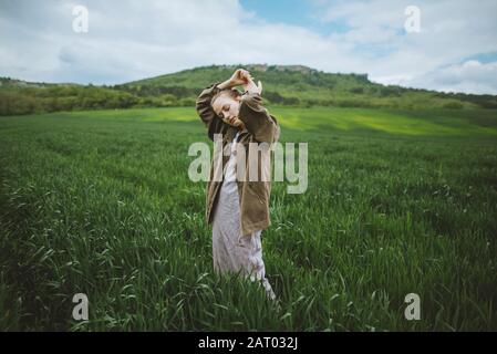 Frau mit den Händen im Feld auf der Krim, Ukraine, umklammerten Stockfoto