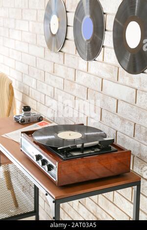 Player Aufnahme mit Vinyl Disc auf dem Tisch im Zimmer Stockfoto