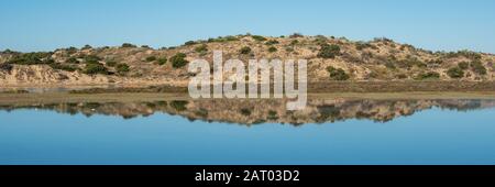 Der ruhige Onkaparinga-Fluss an einem sonnigen Tag in South Australia am 30. Januar 2020 Stockfoto