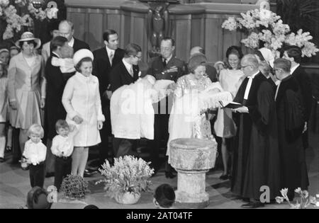 Taufe von Prinz Constantijn und Prinz Bernhard in Domkerk in Utrechter. Bei der Taufe Margriet und Maurits, Pieter mit Bernhard, Beatrix mit Constantijn und Willem Datum: 21. Februar 1970 Ort: Utrechter Schlüsselwörter: Täuferpersönlichkeit: Beatrix, Prinzessin, Bernhard, Fürst, Bernhard, Fürst, Konstantin, Fürstin Dom, Fürstin, Margriet, Prinzessin, Maurits, Fürst, Pieter, Willem-Alexander, Fürst von Orange Stockfoto