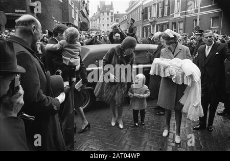 Taufe von Prinz Constantijn und Prinz Bernhard in Domkerk in Utrechter. Ankunft in der Kirche Datum: 21. Februar 1970 Schlüsselwörter: Taufe, Ankunft, Kirchen, Fürsten Stockfoto