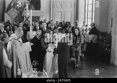 Taufe von Prinz Carlos Xavier Bernardo, Sohn von Prinzessin Irene, auf Schloss Lignieres (Frankreich). Übersicht Datum: 10. Februar 1970 Ort: Frankreich Schlagwörter: Taufe, Übersichten Personenname: Irene, Prinzessin, Schloss Lignieres Stockfoto