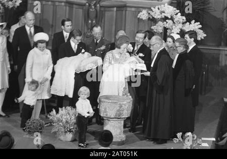 Taufe von Prinz Constantijn und Prinz Bernhard in Domkerk in Utrechter. Bei der Taufe Margriet und Maurits, Pieter mit Bernhard, Beatrix mit Konstantin, und Datum: 21. Februar 1970 Ort: Utrechter Schlüsselwörter: Täuferpersönlichkeit: Beatrix, Prinzessin, Bernhard, Prinz, Bernhard, Prinz, Konstantin, Prinzkirche Dom, Margriet, Prinzessin, Maurits, Prinz, Pieter, Willem-Alexander, Fürst von Orange Stockfoto