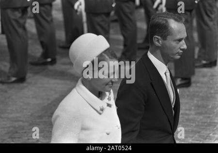 Taufe Willem Alexander. Ausgaben 16.17.18 Prinzessin Irene und Prinz Carlos, Nummer 19 Herr und Frau Jencquel Datum: 2. September 1967 Schlüsselwörter: Taufe, Fürsten persönlicher Name: Carlos, Prinz, Irene, Prinzessin, Willem-Alexander, Prinz von Orange Stockfoto