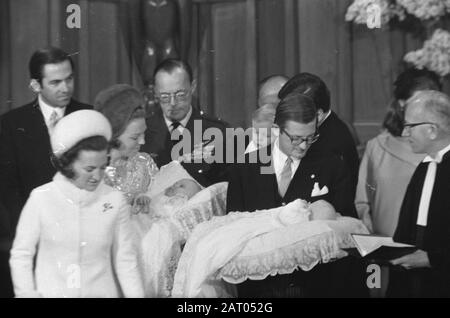 Taufe von Prinz Constantijn und Prinz Bernhard in Domkerk in Utrechter. Bei der Taufe Margriet und Maurits, Pieter mit Bernhard, Beatrix mit Constantijn und Willem Datum: 21. Februar 1970 Ort: Utrechter Schlüsselwörter: Täuferpersönlichkeit: Beatrix, Prinzessin, Bernhard, Fürst, Bernhard, Fürst, Konstantin, Fürstin Dom, Fürstin, Margriet, Prinzessin, Maurits, Fürst, Pieter, Willem-Alexander, Fürst von Orange Stockfoto