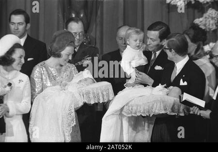 Taufe von Prinz Constantijn und Prinz Bernhard in Domkerk in Utrechter. Bei der Taufe Margriet und Maurits, Pieter mit Bernhard, Beatrix mit Constantijn und Willem Datum: 21. Februar 1970 Ort: Utrechter Schlüsselwörter: Täuferpersönlichkeit: Beatrix, Prinzessin, Bernhard, Fürst, Bernhard, Fürst, Konstantin, Fürstin Dom, Fürstin, Margriet, Prinzessin, Maurits, Fürst, Pieter, Willem-Alexander, Fürst von Orange Stockfoto