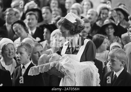 Taufe Willem Alexander in der Kirche Sankt Jakob. Nach der Taufe Trägt Schwester Swellengrebel Prinz Alexander von der Kirche Datum: 2. September 1967 Schlüsselwörter: Taufe, Kirchen, Fürsten, Schwestern persönlicher Name: Willem-Alexander, Fürst von Orange Stockfoto