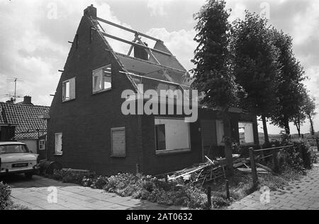 Dorf Ruigoord (in der Nähe von Halfweg) muss verschwinden, weil sich Gewerbegebiete Amsterdam erweitern, Gegner gegen Abriss Ruigoord mit Zelten am Dorfe Datum: 23. Juli 1973 Standort: Amsterdam, Noord- Holland, Ruigoord Schlüsselwörter: Abriss, Dörfer Stockfoto