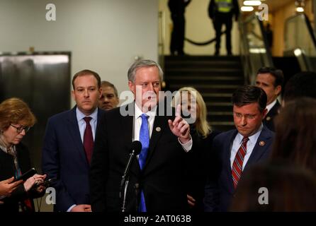 Vertreter Mark Meadows, ein Republikaner aus North Carolina, spricht am Mittwoch, 29. Januar 2020, mit Reportern während einer Pause vom Amtsenthebungsverfahren im US-Kapitol in Washington, DC. Kredit: Joshua Lott/CNP /MediaPunch Stockfoto