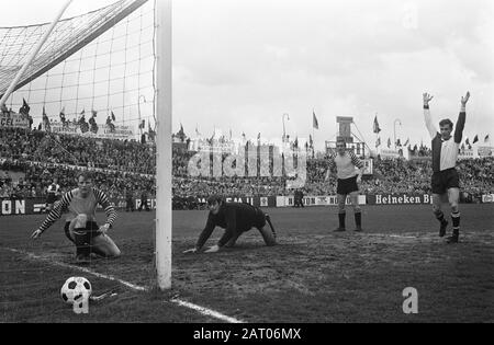 DOS gegen Feijenoord 3-0 Kindvall (rechts) erzielte das 1. Tor Datum: 27. April 1969 Schlüsselwörter: Sport, Fußball Personenname: Kindvall, Ove Institution Name: DOS, Feyenoord Stockfoto