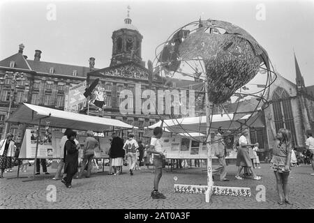 Frauen für den Frieden erinnern an Atomangriffe auf Nagasaki und Hiroshima am Staudamm in Amsterdam Datum: 6. August 1982 Ort: Amsterdam, Noord-Holland Schlüsselwörter: Gedenkfeiern Stockfoto