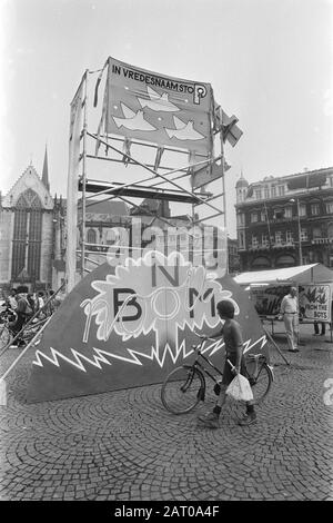 Frauen für den Frieden erinnern an Atomangriffe auf Nagasaki und Hiroshima am Staudamm in Amsterdam Datum: 6. August 1982 Ort: Amsterdam, Noord-Holland Schlüsselwörter: Gedenkfeiern Stockfoto