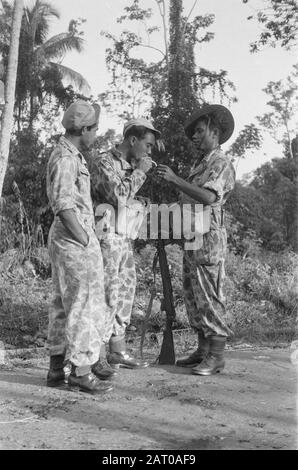 Fotobericht Kebon Selada und Kota Batoe (2. Und 3. cie von 4-10 R.I. und 3 GRGr) Drei KNIL-Soldaten Datum: Dezember 1946 Ort: Indonesien, Niederländische Ostindien Stockfoto