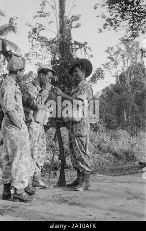 Fotobericht Kebon Selada und Kota Batoe (2. Und 3. cie von 4-10 R.I. und 3 GRGr) Drei KNIL-Soldaten Datum: Dezember 1946 Ort: Indonesien, Niederländische Ostindien Stockfoto