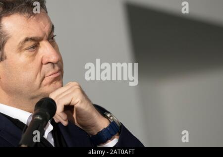 Berlin, Deutschland. Januar 2020. Markus Söder, Vorsitzender der CSU, nach einer Sitzung des Koalitionsausschusses. Vor dem Hintergrund heftiger Bauernproteste plant die große Koalition Milliarden an Hilfen für die Landwirte. Credit: Paul Zinken / dpa / Alamy Live News Stockfoto