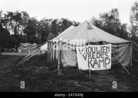 Jährliche Demonstration gegen Atomwaffen im Frauenfriedenserhaltungslager Soesterberg Datum: 9. Oktober 1982 Standort: Soesterberg, Utrechter (prov) Schlüsselwörter: Demonstrationen, Atomwaffen, Banner, Zelte Stockfoto