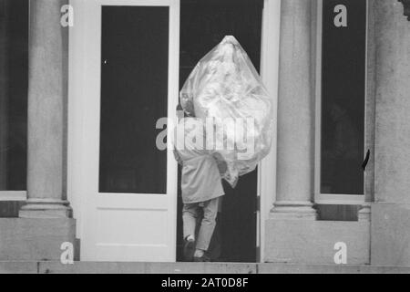 Bush im Schloss Soestdijk in Verbindung mit der goldenen Hochzeit Prinzessin Juliana und Prins Bernhard; sehr große Blumenarrangement wird eingeführt Datum: 7. Januar 1987 Schlüsselwörter: Blumenarrangements, Ehen, Jubiläen persönlicher Name: Bernhard, Fürst, Juliana, Prinzessin Stockfoto