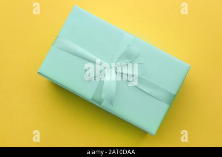 Türkis Geschenkbox auf Farbhintergrund Stockfoto
